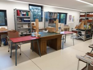 Bureau d'accueil de la bibliothèquesécurisé avec un plexiglas